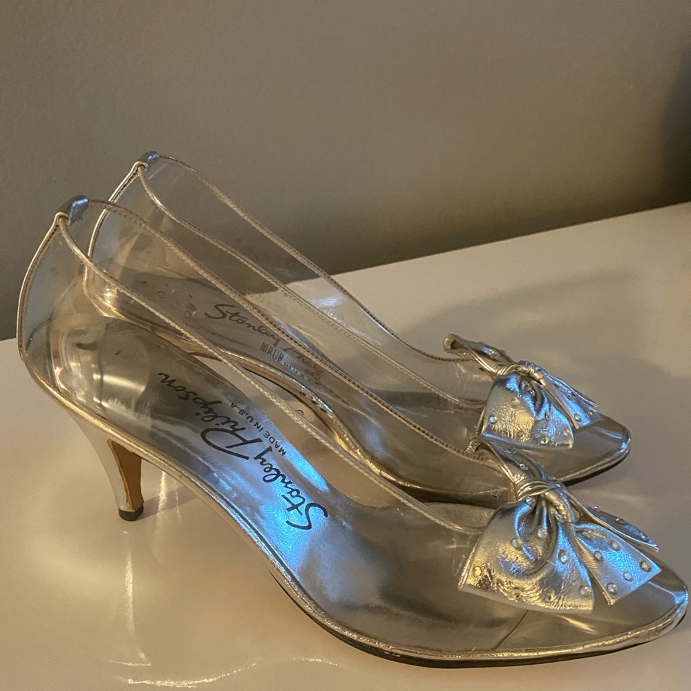Silver pumps